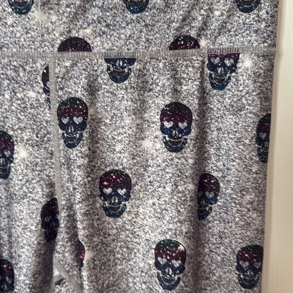 Gray Skull Print Leggings TEREZ NY size large - Picture 2 of 3